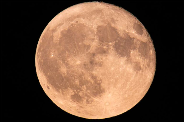  Nhiều quốc gia đang chạy đua khám phá tiềm năng của Mặt trăng. 